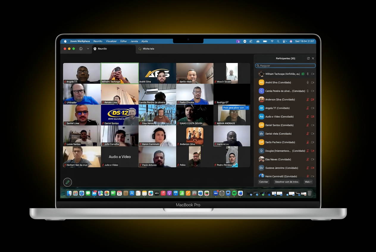 Aula ao vivo no Zoom exibida em um MacBook